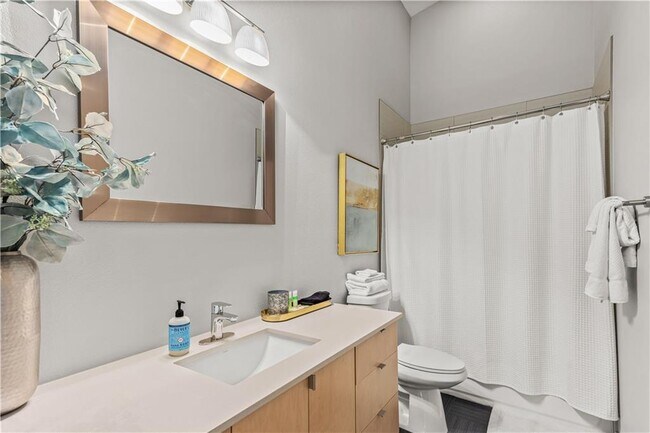 Building Photo - 352 W 5th St