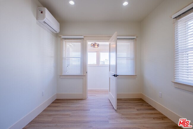 Building Photo - 216 N Catalina Ave