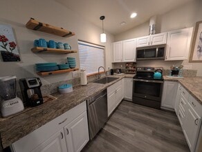 Building Photo - Lovely Furnished Apartment in the Clarkston Heights