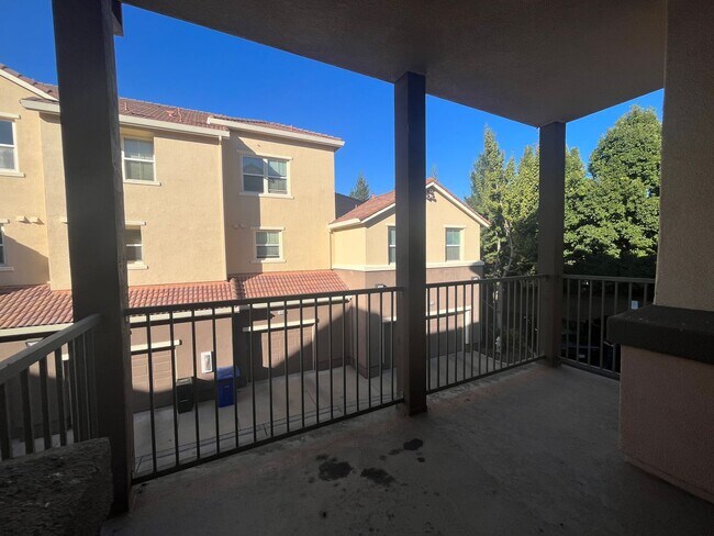 Building Photo - Spacious 3bed 2.5 bath available in Regency Park