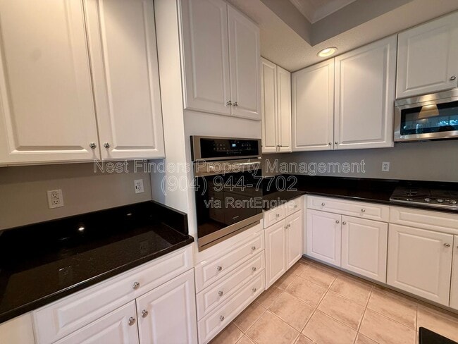 Building Photo - 330 N Shore Cir