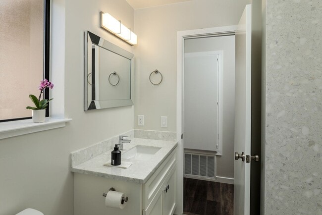 Building Photo - Impeccably remodeled unit-don't miss this ...