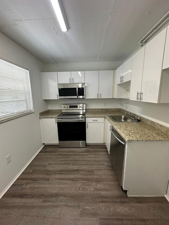 Building Photo - 15600 NW 7th Ave