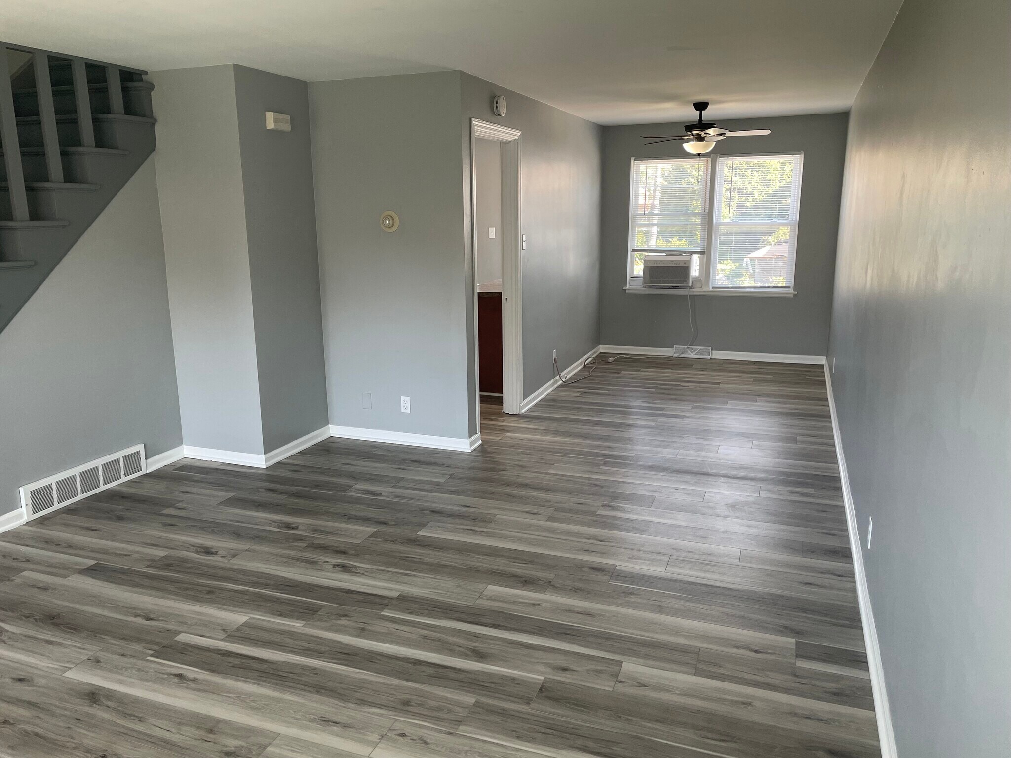 Living/Dining Area - 1801 Lake Ave