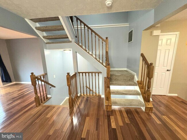 Building Photo - 2108 Commodore Ct