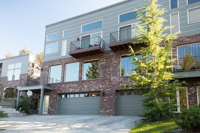 Building Photo - 2251 Clearwater Ln
