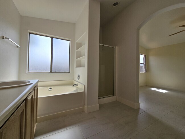 Building Photo - 7980 N Siskiyou Dr