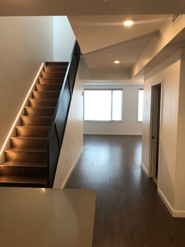 Building Photo - 2 Bedroom Condo in the Confluence!