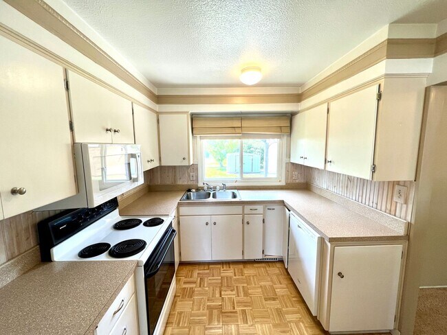 Building Photo - 4 bed 2 bath Single Family Home with Bonus Room, Fully Fenced Yard and Double Car Garage Close to...