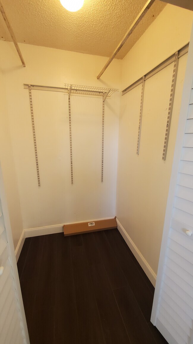 Building Photo - 369 Diamond St