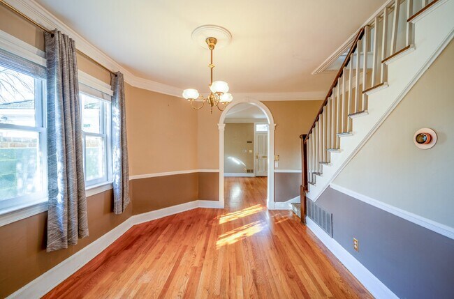 Building Photo - Historic Elegance in Old Town Alexandria