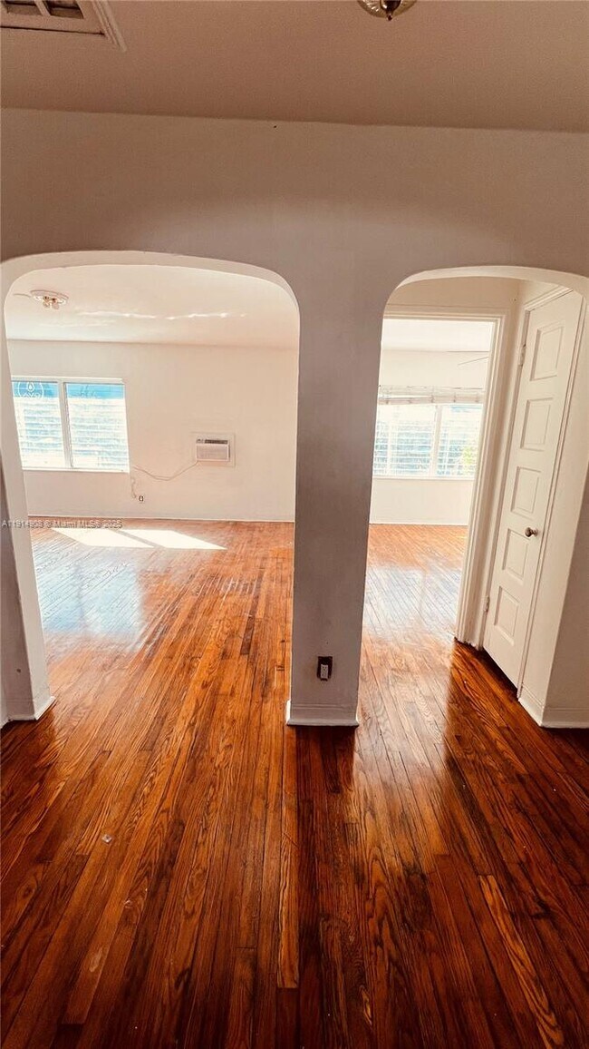 Building Photo - 1845 Bay Rd