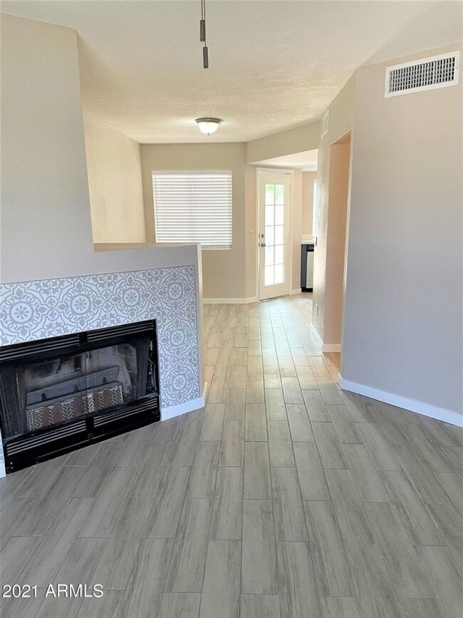 Building Photo - Remodeled 2 bed/1.5 bath townhome in the s...