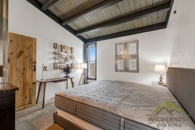 Building Photo - Treehouse Condo - 3rd floor Modern 2 Bedro...
