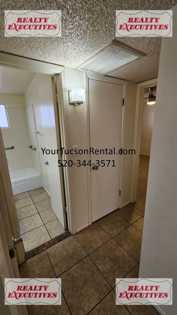 Building Photo - Country Club & Fort Lowell area - 2 Beds 1...