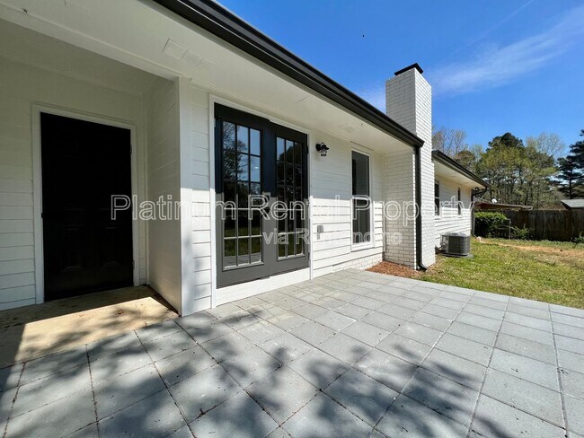 Building Photo - 212 Fernbank St