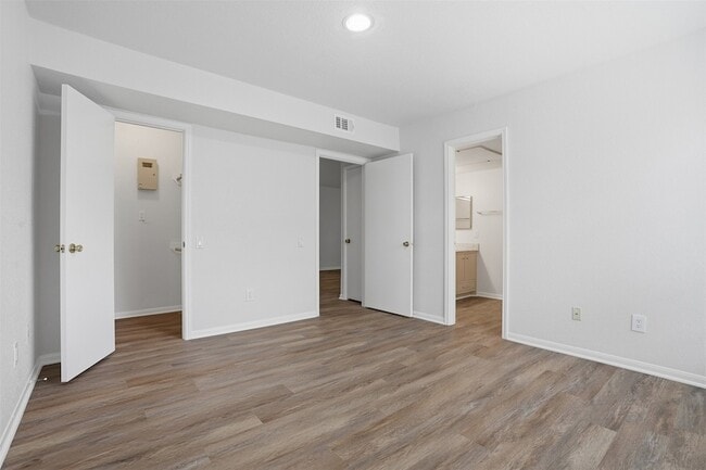 Building Photo - 1860 White Oak Dr