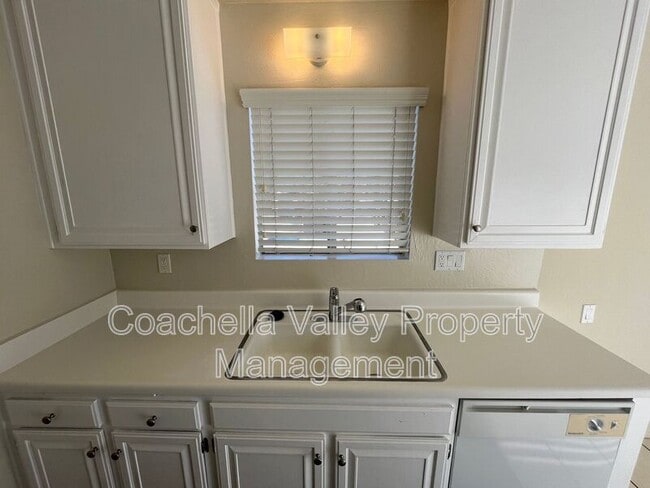 Building Photo - 550 El Cielo Rd