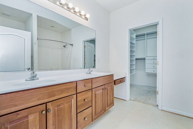 Building Photo - 985 Lambourne Ln