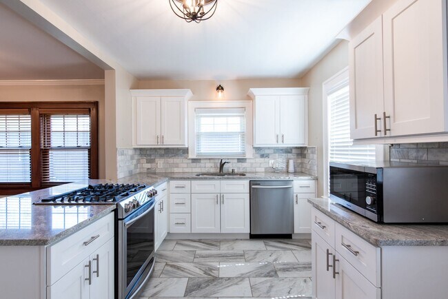 Building Photo - Charming Home in Deer Park Neighborhood