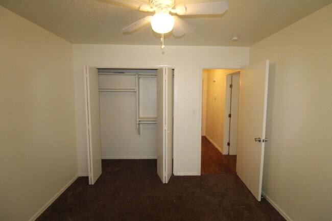 Building Photo - 211-213 Skylark Ct