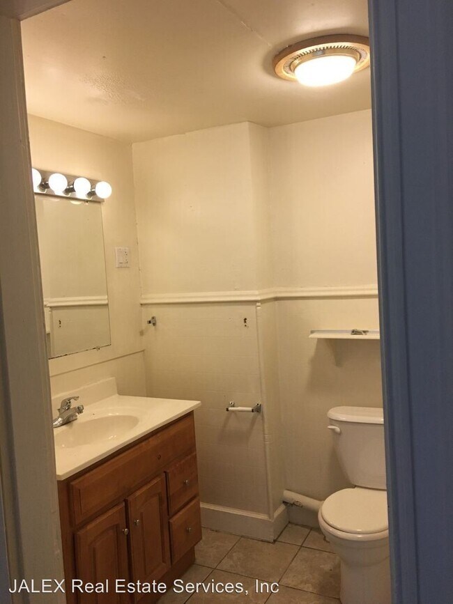 Building Photo - 117 E King St