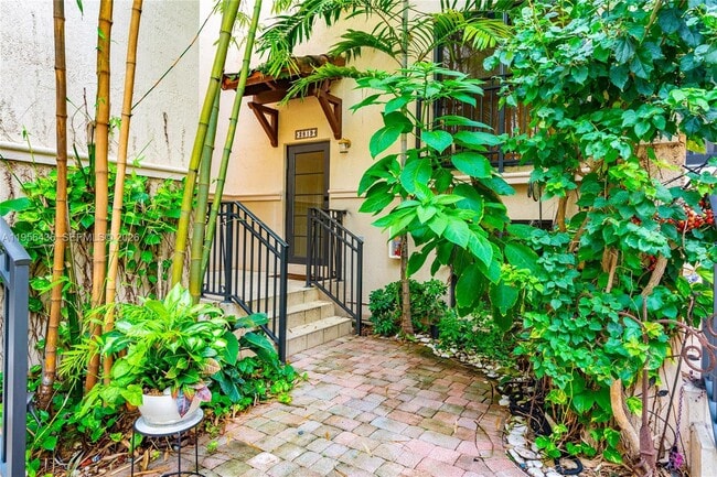 Building Photo - 2819 Coconut Ave