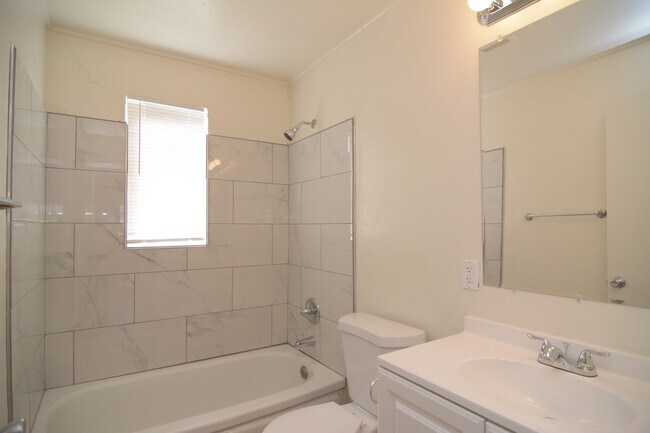 Building Photo - Charming 3 Bedroom 1 Bath House! Great East/Central Tucson Location