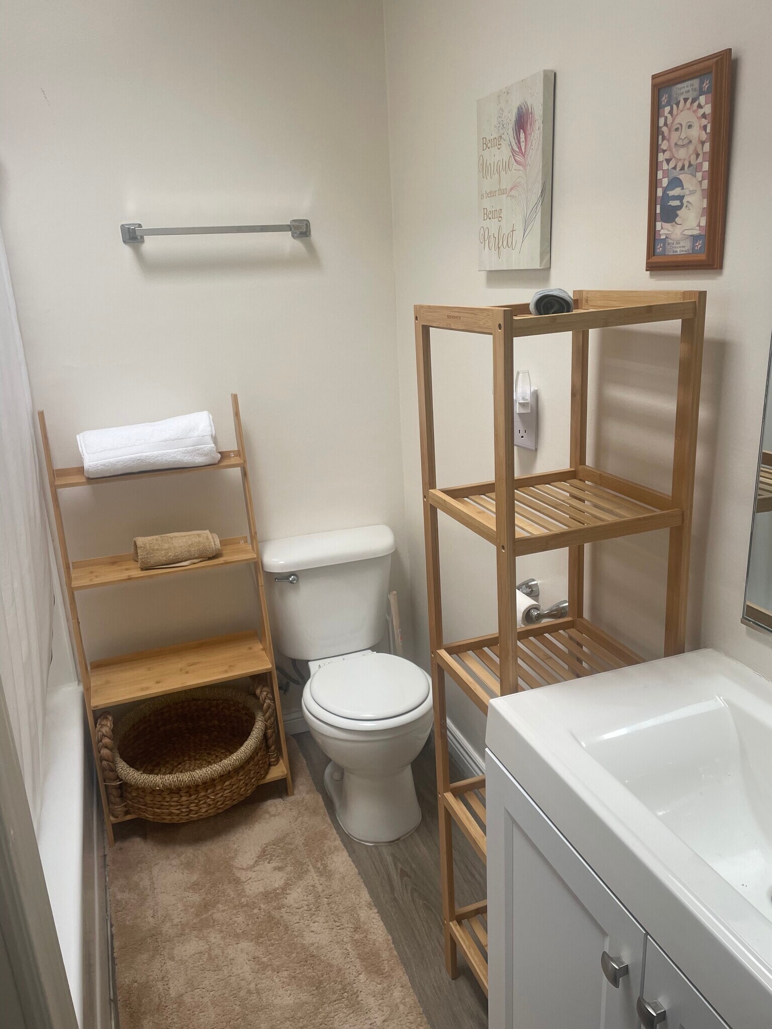 Building Photo - 1109 E 1st St