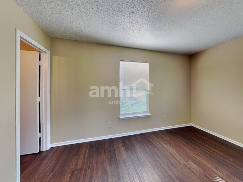 Building Photo - 8450 Ash Grove Dr