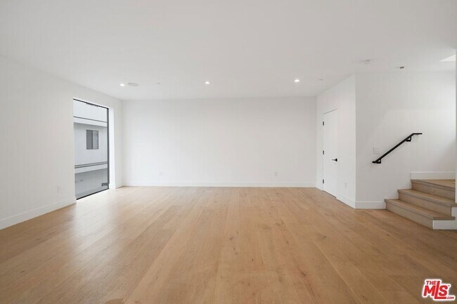 Building Photo - 735 N Gramercy Pl