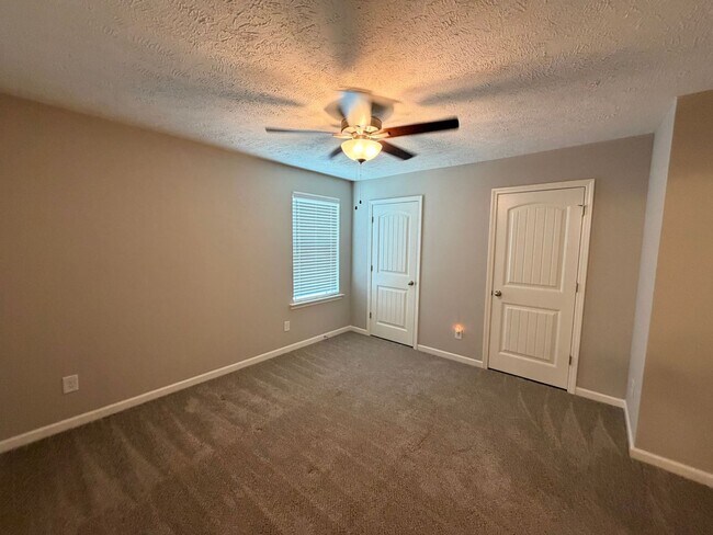 Building Photo - Gorgeous 2 BR 2.5 Bath End Unit Townhome - Available Now in Murfreesboro!