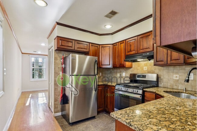Building Photo - $500 Off First Month! 2BR in The Heights w...