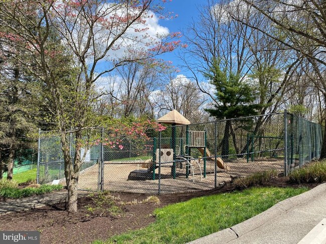 Building Photo - 1637 Oakwood Dr