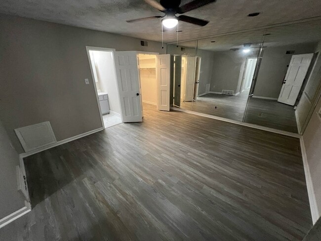 Building Photo - 5159 Longmeadow Cove