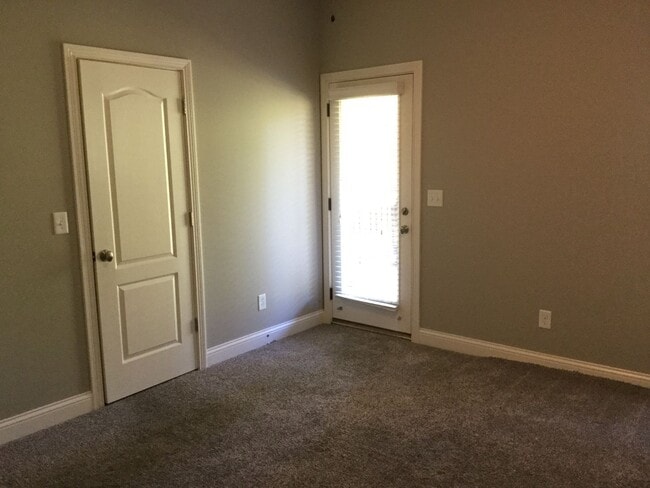 Building Photo - Spacious 2 Bedroom, 2 Bath Condo with Garage in the Heart of Middletown!