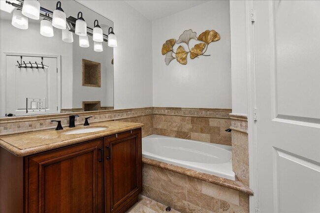 Building Photo - Spacious Tri-Level Townhome in Valley Village