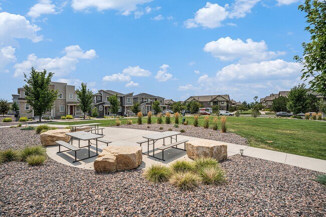 Building Photo - Spacious 3 bedroom home in the heart of Ly...