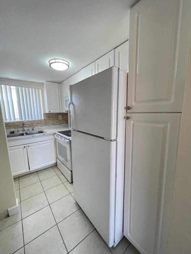 Building Photo - 1501 Crescent Cir