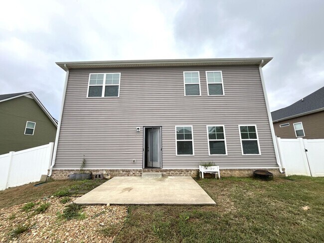 Building Photo - Huge home in Spring Hill!