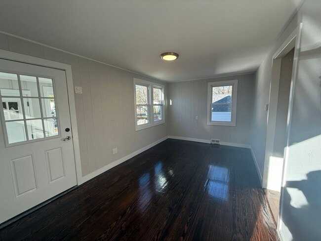 Building Photo - Newly Renovated Single Family in West Haven! Central A/C!
