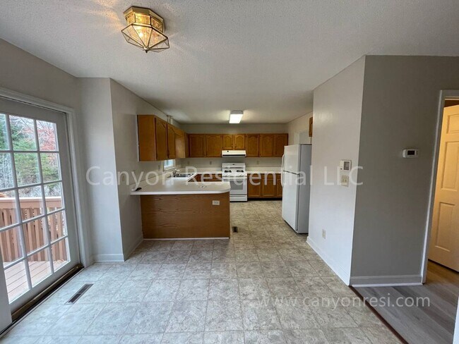 Building Photo - Beautiful 3b Room!Move in ready!