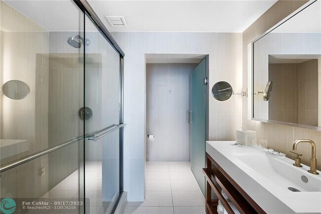 Building Photo - 3101 Bayshore Dr