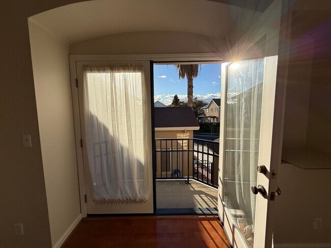 Building Photo - 5 bedrooms located in Redbridge Gated Community!