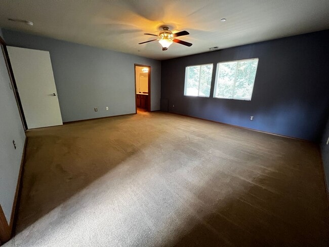Building Photo - 3 Bedroom 2.5 Bath DuPont Home for Rent