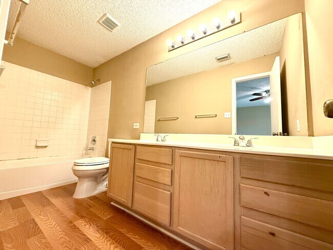 Building Photo - AVAILABLE NOW! 3 Bedroom 2 Bath Home Ready...