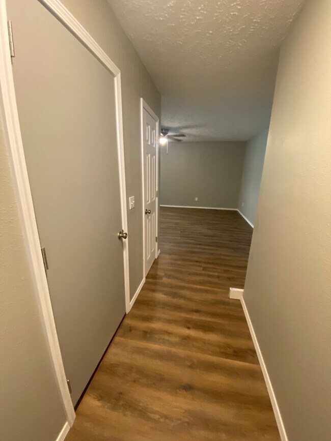 Building Photo - Newly remodeled 3 bedroom 2 bath home with...