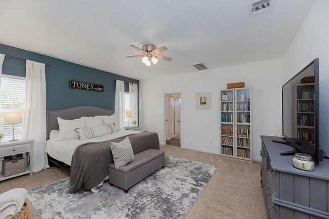 Building Photo - 652 Donegal Ln