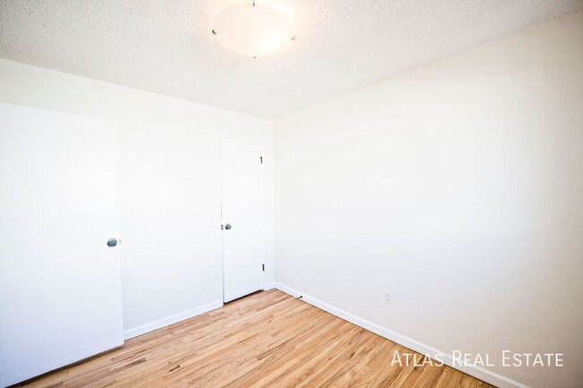 Building Photo - NEWLY REFRESHED CORNER UNIT - Beautiful 2b...