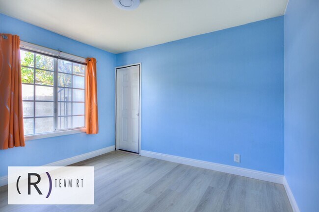 Building Photo - Contemporary Newly Renovated 3 Bedroom 2 Bathroom Residence